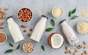Sữa hạt và sữa bò, loại nào tốt hơn?